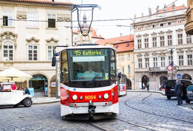 Prag bir güzel yaz günü, Çek Cumhuriyeti, Prag, Çek Cumhuriyeti - 31 Mayıs 2017: tramvay
