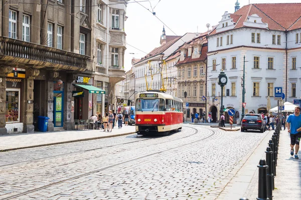 PRAGA, REPÚBLICA CHECA - 31 DE MAYO DE 2017: Tranvía en Praga en un hermoso día de verano, República Checa — Foto de Stock