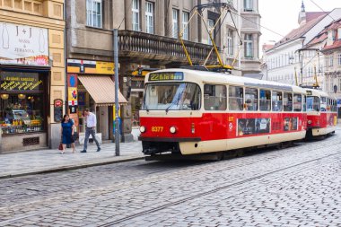 Prag bir güzel yaz günü, Çek Cumhuriyeti, Prag, Çek Cumhuriyeti - 31 Mayıs 2017: tramvay