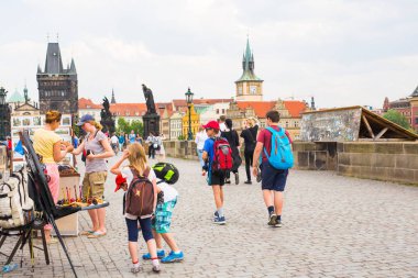 Prague, Çek Cumhuriyeti - 30 Mayıs 2017: turist yürüyüş boyunca güneşli bir Charles Köprüsü Prag.