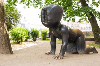 Prague, Çek Cumhuriyeti - 30 Mayıs 2017: büyük bronz bebek heykel çek sanatçı David Cerny tarafından. Prague, Çek Cumhuriyeti için Kampa adada Park