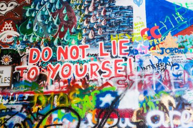 Prague, Çek Cumhuriyeti - 31 Mayıs 2017: John Lennon duvarı Prag Çek Cumhuriyeti