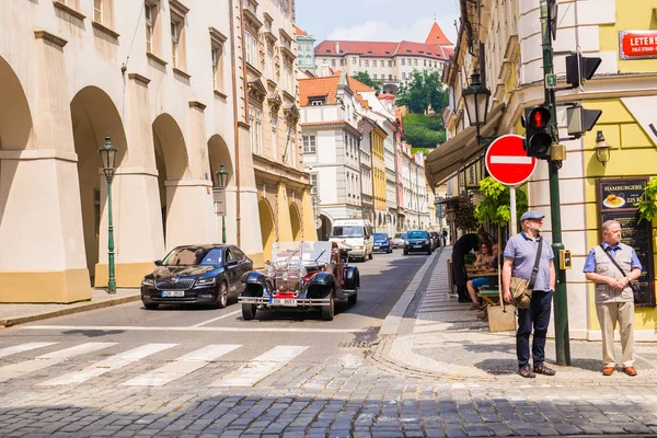PRAGA, REPÚBLICA CHECA - 31 DE MAYO DE 2017: Los conductores de coches retro renovados transportan turistas en el centro antiguo de la capital de la República Checa para entretener y mostrarles las atracciones locales en Praga — Foto de Stock