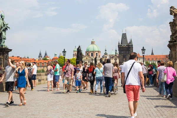 Prague, Çek Cumhuriyeti - 30 Mayıs 2017: turist yürüyüş boyunca güneşli bir Charles Köprüsü Prag