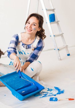 İnsanlar, tadilat ve yenileme kavramı - güzel kadın yeni daire duvar boyar.