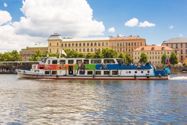 Prague, Çek Cumhuriyeti - 7 Haziran 2017: nehir tekne gezisi Charels Köprüsü ve Vltava, Prague, Çek Cumhuriyeti