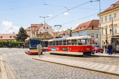 Prag bir güzel yaz günü, Çek Cumhuriyeti, Prag, Çek Cumhuriyeti - 7 Haziran 2017: tramvay