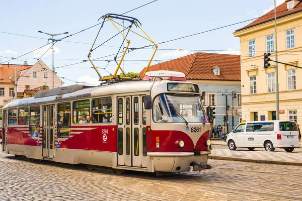 Prag bir güzel yaz günü, Çek Cumhuriyeti, Prag, Çek Cumhuriyeti - 7 Haziran 2017: tramvay