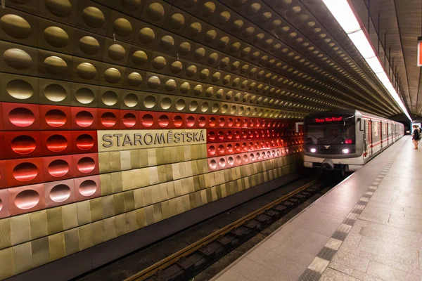 捷克共和国布拉格-2017年6月7日: 布拉格地铁地铁站, 装饰有彩色铝板的特色 — 图库照片