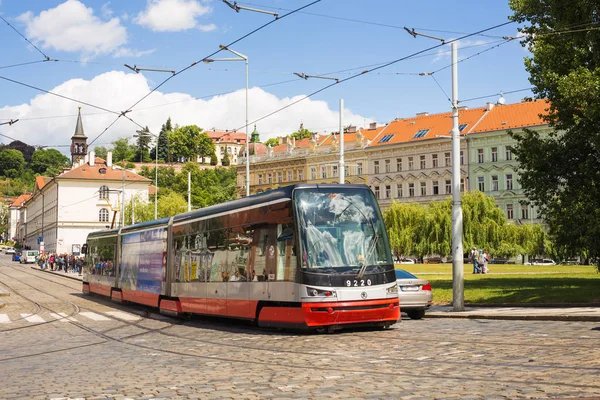 Prag bir güzel yaz günü, Çek Cumhuriyeti, Prag, Çek Cumhuriyeti - 7 Haziran 2017: tramvay