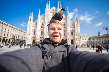 İtalya, gezi ve seyahat kavramı - katedral Duomo Milan önünde selfie güvercinler ile alarak komik adam