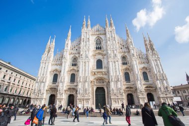 Milan, İtalya - 26 Şubat 2018: Milan Katedrali veya Duomo Di Milano Katedrali kilisedir. Ünlü dönüm noktası