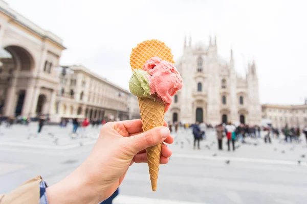 Italië, reizen en vakantie concept - ijs voor Milaan kathedraal Duomo — Stockfoto