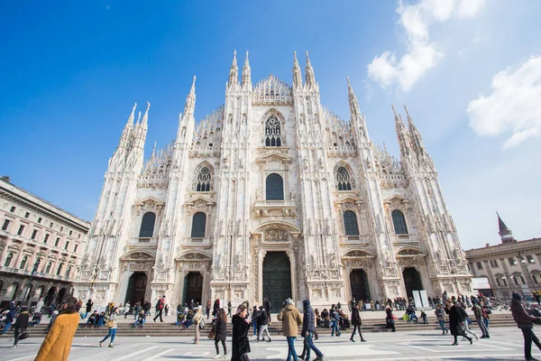 Mediolan, Włochy - 26 lutego 2018: Katedra w Mediolanie lub Duomo Di Milano jest kościół katedralny. Sławny — Zdjęcie stockowe