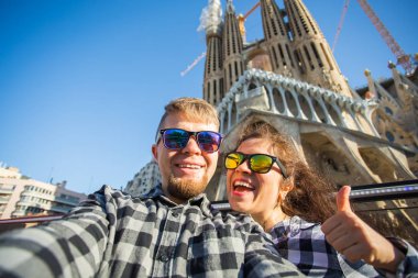 Barcelona, İspanya - 7 Şubat 2018: mutlu çift selfie fotoğraf ünlü Sagrada Familia Katolik Katedrali önünde yapma. Barselona bölgesindeki seyahat