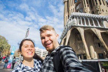Barcelona, İspanya - 6 Şubat 2018: mutlu turist Barcelona, ünlü Sagrada Familia Roma Katolik Kilisesi önünde fotoğraf çekme mimar Antoni Gaudi
