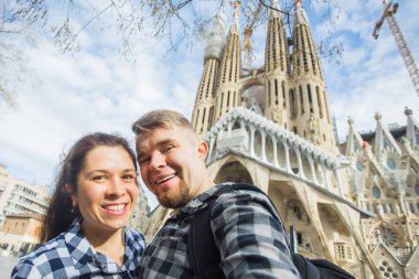 Barcelona, İspanya - 6 Şubat 2018: mutlu çift selfie fotoğraf ünlü Sagrada Familia Katolik Katedrali önünde yapma. Barselona bölgesindeki seyahat