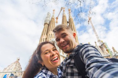 Barcelona, İspanya - 6 Şubat 2018: mutlu çift selfie fotoğraf ünlü Sagrada Familia Katolik Katedrali önünde yapma. Barselona bölgesindeki seyahat