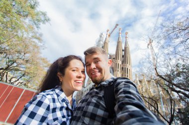 Barcelona, İspanya - 6 Şubat 2018: mutlu turist Barcelona, ünlü Sagrada Familia Roma Katolik Kilisesi önünde fotoğraf çekme mimar Antoni Gaudi
