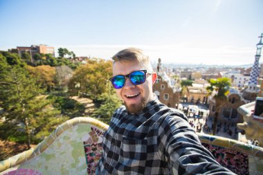 Seyahat ve tatil kavramı - mutlu adam selfie portre ile smartphone Park Guell, Barselona, İspanya, yapma.