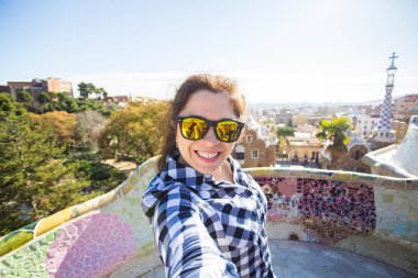 Seyahat ve tatil kavramı - mutlu kadın selfie portre ile smartphone Park Guell, Barselona, İspanya, yapma.