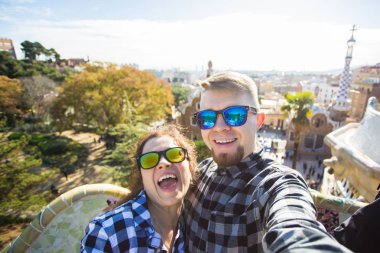 Çift selfie portre ile smartphone Park Guell, Barselona, İspanya, yapım mutlu seyahat.
