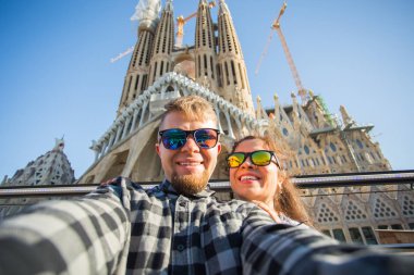 Barcelona, İspanya - 7 Şubat 2018: mutlu çift selfie fotoğraf ünlü Sagrada Familia Katolik Katedrali önünde yapma. Barselona bölgesindeki seyahat