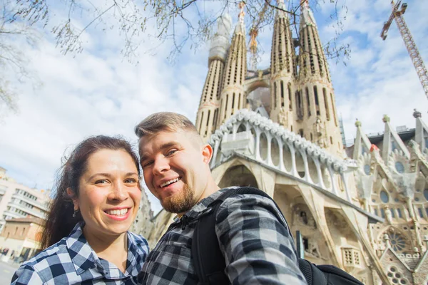 BARCELONA, ESPAÑA - 6 DE FEBRERO DE 2018: Pareja feliz haciendo foto selfie frente a la famosa catedral católica de la Sagrada Familia. Viajar en Barcelona — Foto de Stock