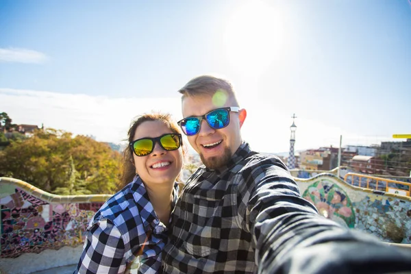 공원 Guell, 바르셀로나, 스페인에서에서 스마트폰으로 selfie 초상화를 만드는 행복 한 커플 여행. — 스톡 사진