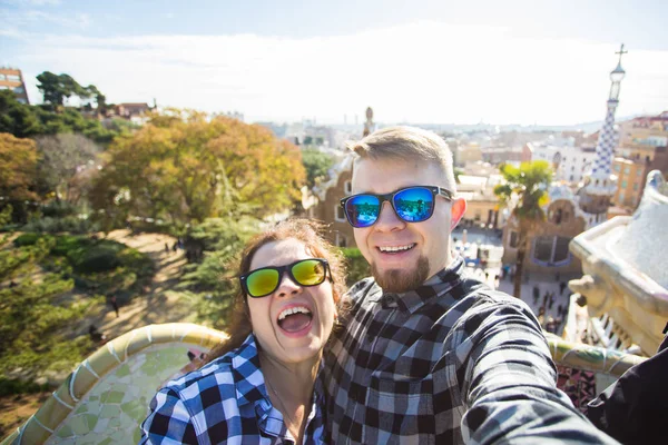 Подорожі пара щасливими, роблячи selfie портрет з смартфон в парк Гуель, Барселона, Іспанія. — стокове фото