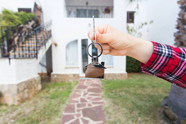 Nuevo hogar, casa, propiedad e inquilino - Agente de bienes raíces que entrega una llave de la casa —  Fotos de Stock