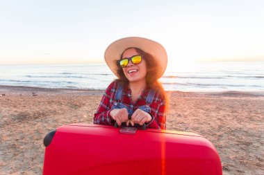 Yaz, seyahat ve tatil kavramı - bavula bir deniz kıyısı olan mutlu kadın