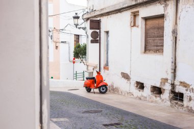 Barcelona, İspanya - 13 Ocak 2018: Turuncu Scooter Vespa Barselona, İspanya, eski sokakta park edilmiş