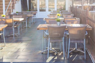 Cafe, kahve dükkanı, taverna ve restoran kavramı - açık sokak kafe tablolar hizmet için hazır..