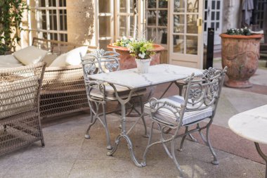 Cafe, kahve dükkanı, taverna ve restoran kavramı - saat Europe kasabada yemek arasında boş tablolar.