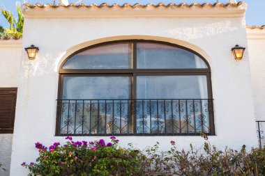 Tasarım, Mimarlık ve dış kavramı - beyaz cephesinde büyük geniş pencere