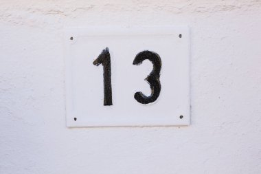 Ev numarası on üç taş duvar yakın çekim üzerinde