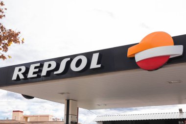 Javea, İspanya - 15 Aralık 2017: A Repsol logosunu görmeniz gerekir. Bir İspanyol çok uluslu petrol ve gaz şirketi Madrid merkezli Repsol olduğunu.