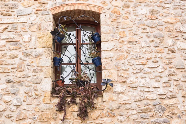 Concepção, arquitetura e conceito exterior - Bela grade de ferro forjado na janela na parede de pedra — Fotografia de Stock