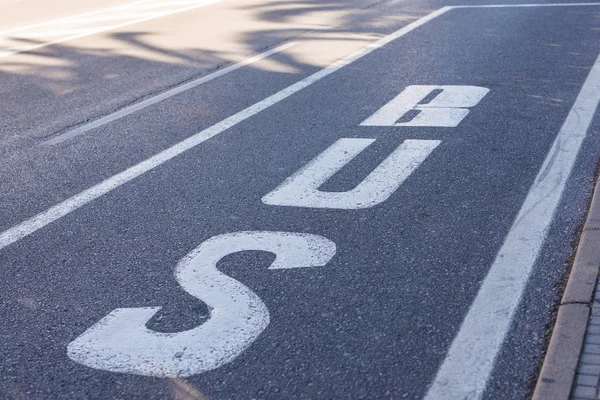 Teken op de weg bus, detail van een bord geschilderd op het asfalt, informatie en indicatie signaal — Stockfoto