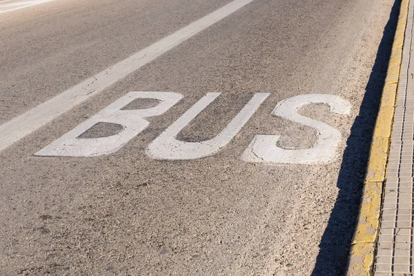 Teken op de weg bus, detail van een bord geschilderd op het asfalt, informatie en indicatie signaal — Stockfoto