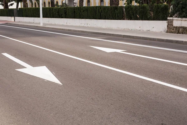 Pijl tekenen als wegmarkeringen in een straat met twee rijstroken — Stockfoto