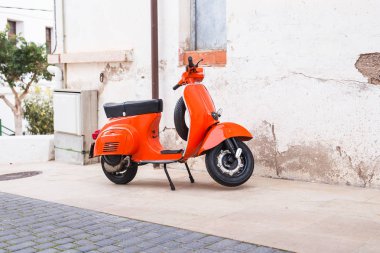 Barcelona, İspanya - 13 Ocak 2018: Turuncu Scooter Vespa Barselona, İspanya, eski sokakta park edilmiş