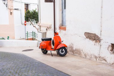 Barcelona, İspanya - 13 Ocak 2018: Turuncu Scooter Vespa Barselona, İspanya, eski sokakta park edilmiş