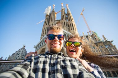 Barcelona, İspanya - 7 Şubat 2018: mutlu turist Barcelona, ünlü Sagrada Familia Roma Katolik Kilisesi önünde fotoğraf çekme mimar Antoni Gaudi