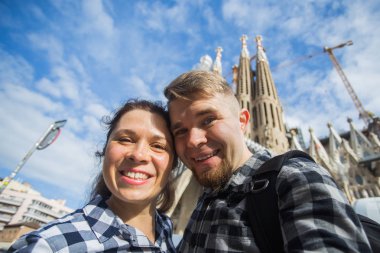 Seyahat, tatil ve insanlar kavramı - mutlu çift selfie fotoğrafta Barselona.