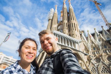 Barcelona, İspanya - 6 Şubat 2018: mutlu turist Barcelona, ünlü Sagrada Familia Roma Katolik Kilisesi önünde fotoğraf çekme mimar Antoni Gaudi