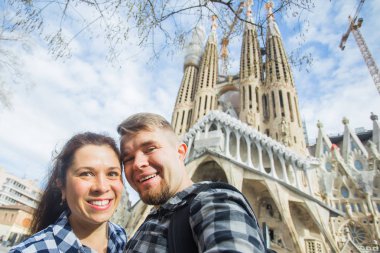 Barcelona, İspanya - 6 Şubat 2018: mutlu turist Barcelona, ünlü Sagrada Familia Roma Katolik Kilisesi önünde fotoğraf çekme mimar Antoni Gaudi