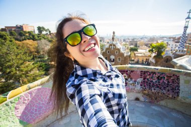 Seyahat ve tatil kavramı - mutlu kadın selfie portre ile smartphone Park Guell, Barselona, İspanya, yapma.