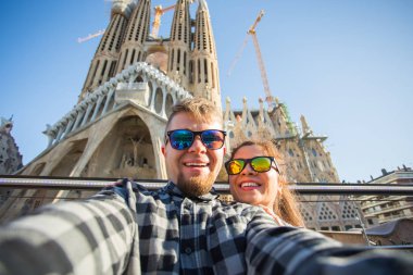 Barcelona, İspanya - 7 Şubat 2018: mutlu turist Barcelona, ünlü Sagrada Familia Roma Katolik Kilisesi önünde fotoğraf çekme mimar Antoni Gaudi